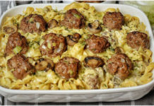 Nudeln mit Pilzsoße und Hackbällchen